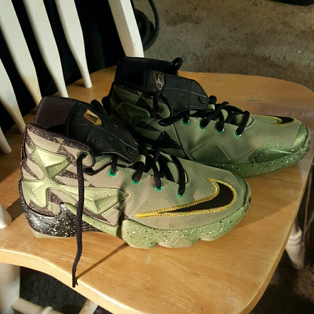 Boys Nike LeBron's size 5Y